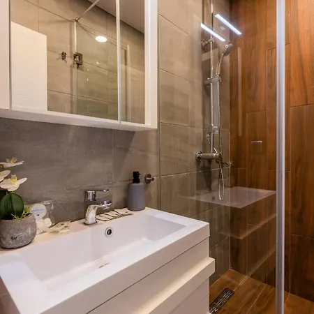 Designer Two-bedroom Apartamento *